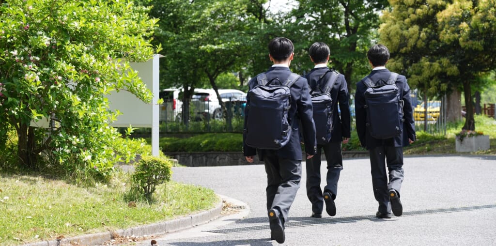 登校する生徒たち